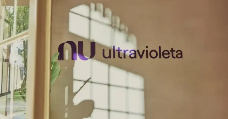 Logo do Nubank Ultravioleta na Casa Ultravioleta no Parque Ibirapuera em São Paulo