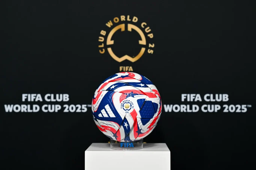 O design da bola da Adidas homenageia a nação anfitriã, os Estados Unidos, incorporando gráficos e emblemas ousados que celebram e refletem a herança do país.