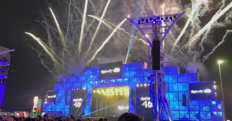 Foto do palco principal do Rock in Rio com fogos de artifício ao fundo.