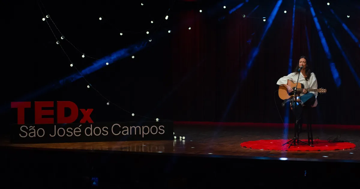 Mariana Nolasco em sua apresentação para o TEDx São José dos Campos em julho de 2024.