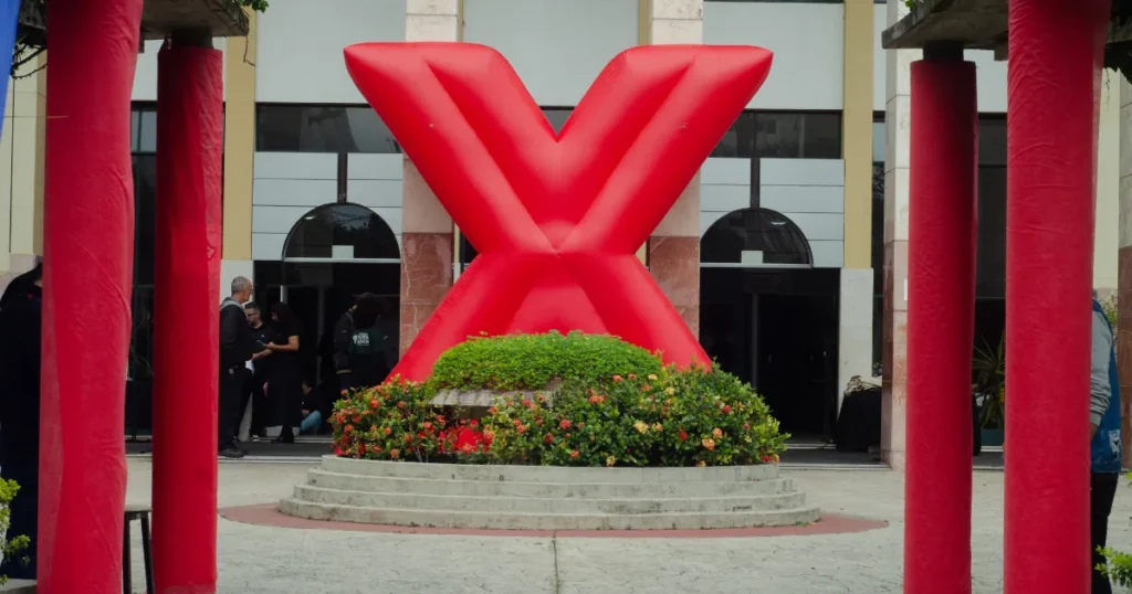 X inflável do TEDx São José dos Campos no Teatro Univap em 2024 (Foto por Krishna Santos)