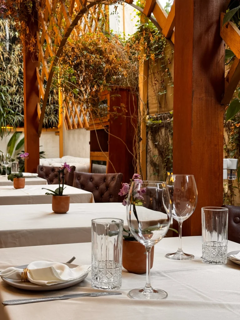 Foto de um restaurante, com foco nas mesas