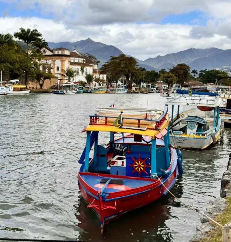 Vista das embarcações que levam turistas para as ilhas próximas a Paraty, no Rio de Janeiro.