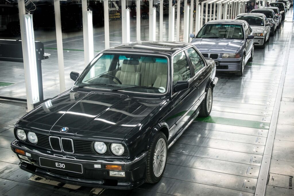 Diversos modelos da BMW Série 3 enfileirados