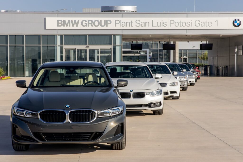 Foto com diversas versões da BMW Série 3 na planta da BMW Group