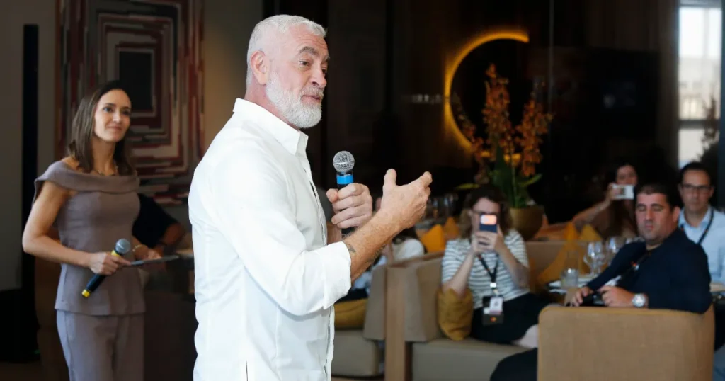 O chef Michelin Alex Atala falando ao microfone