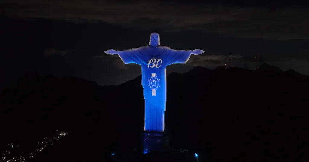 Cristo Redentor iluminado na cor do Le Cordon Bleu (azul)