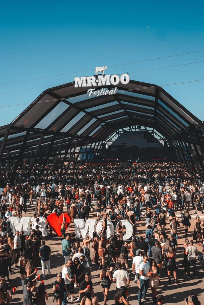 Foto da frente do palco de uma das edições do Mr.Moo festival