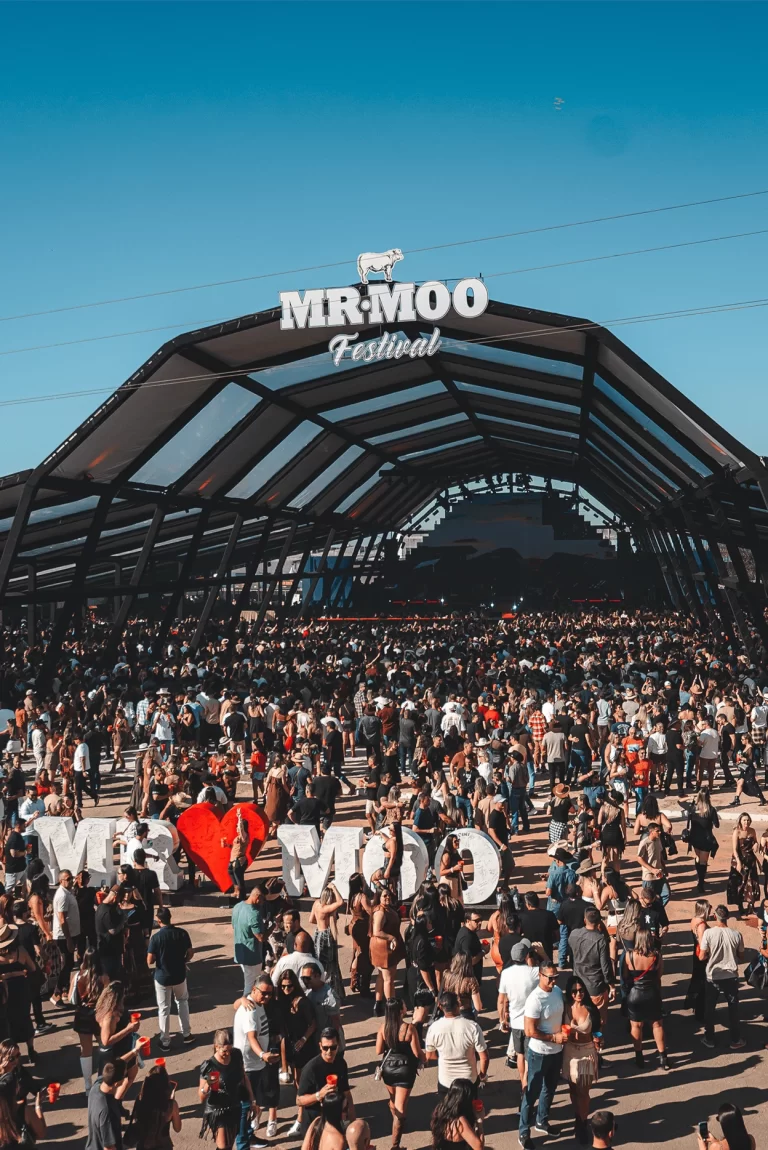 Foto da frente do palco de uma das edições do Mr.Moo festival