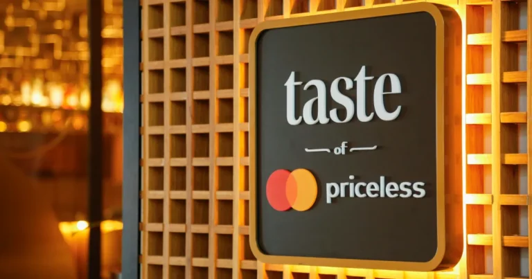 Placa na entrada da Taste of Priceless com a logo da Mastercard
