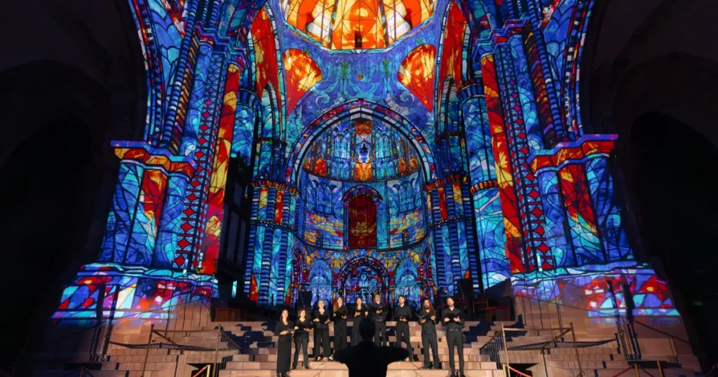 Foto da Catedral de Notre-Dame com o espetáculo de luzes e coral