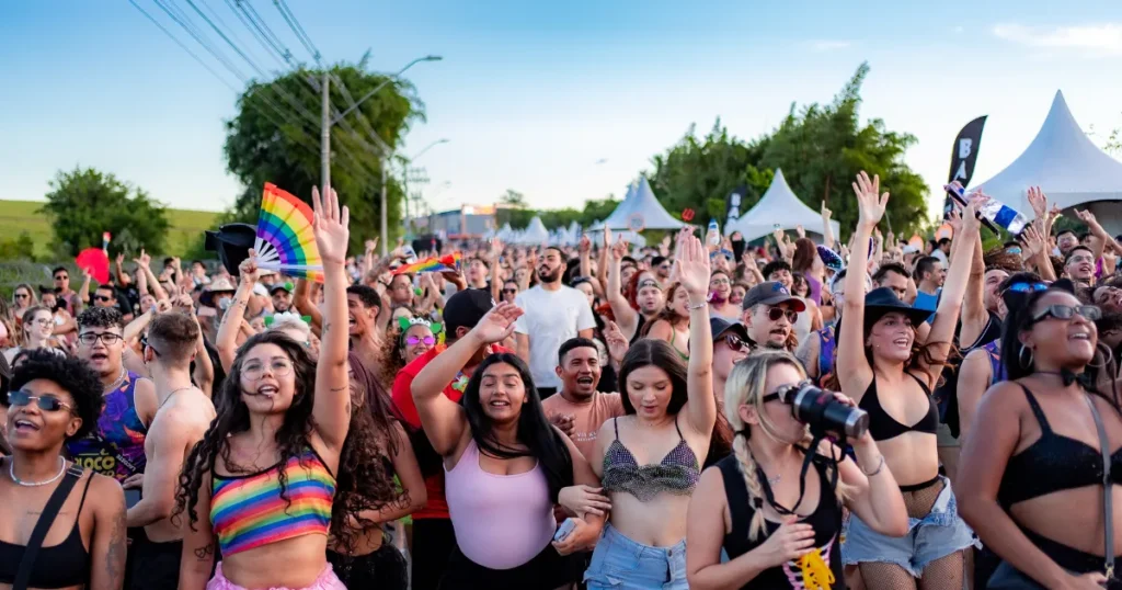 Foto dos foliões no Carnaval de Sanja na Via Oeste em 2025
