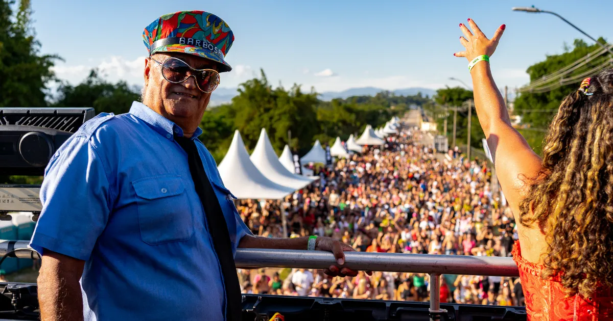Carnaval de Sanja Foto do Barbosa, do Bloco do Barbosa, com vista para os foliões no carnaval de sanja de 2025