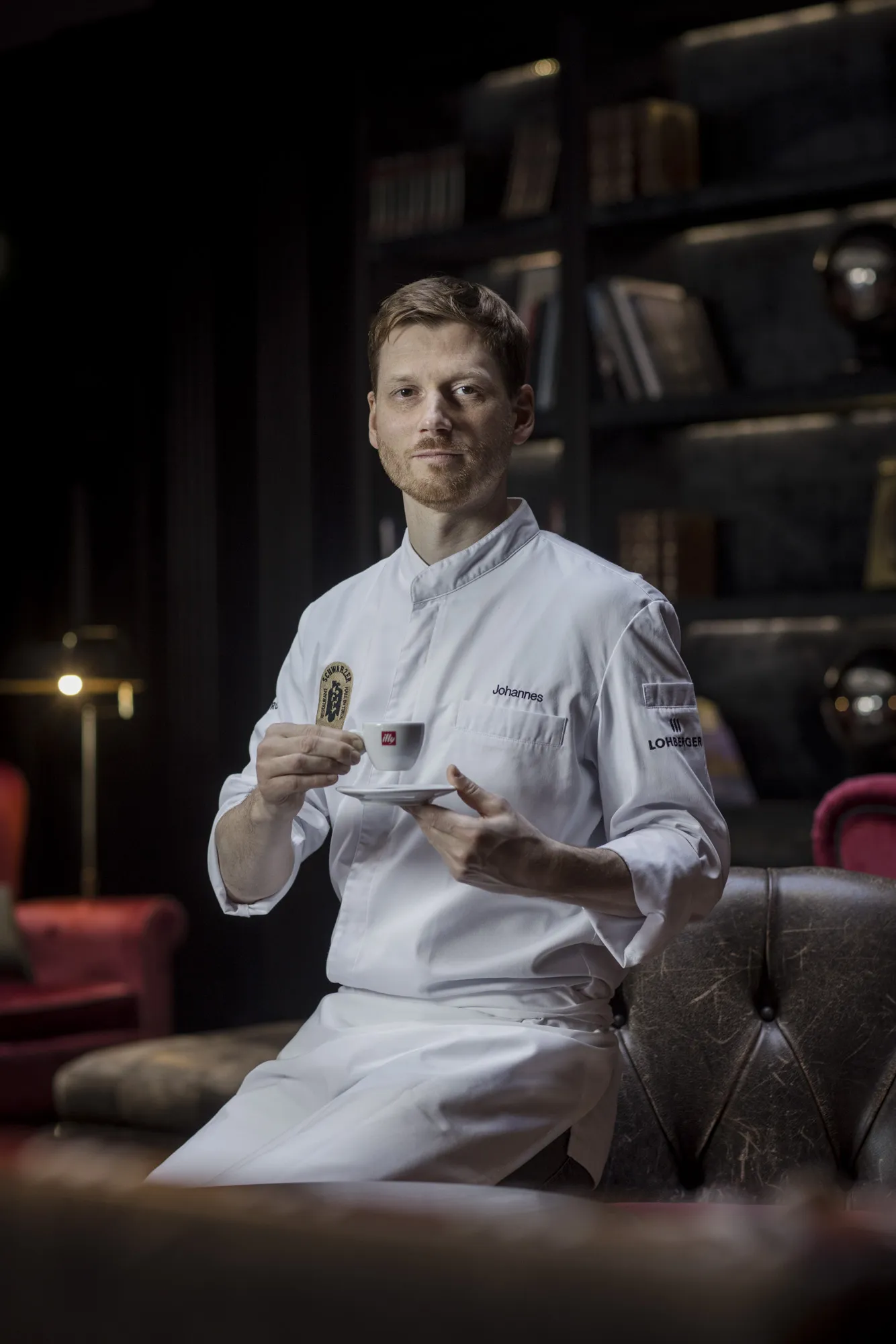 Foto do Chef Nuding segurando uma xícara de café da illy