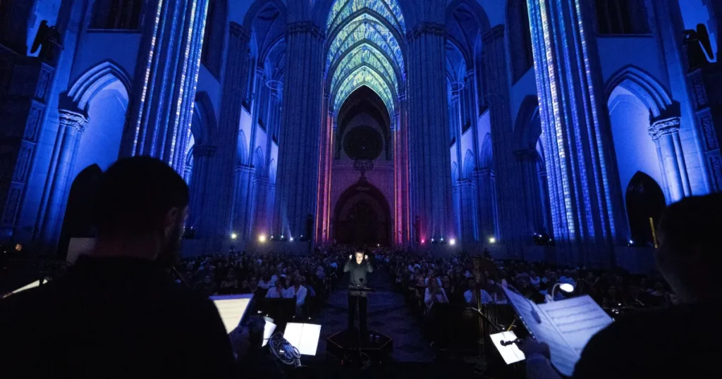 Foto do evento de lançamento do espetáculo LUMINISCENCE na Catedral da Sé em São Paulo