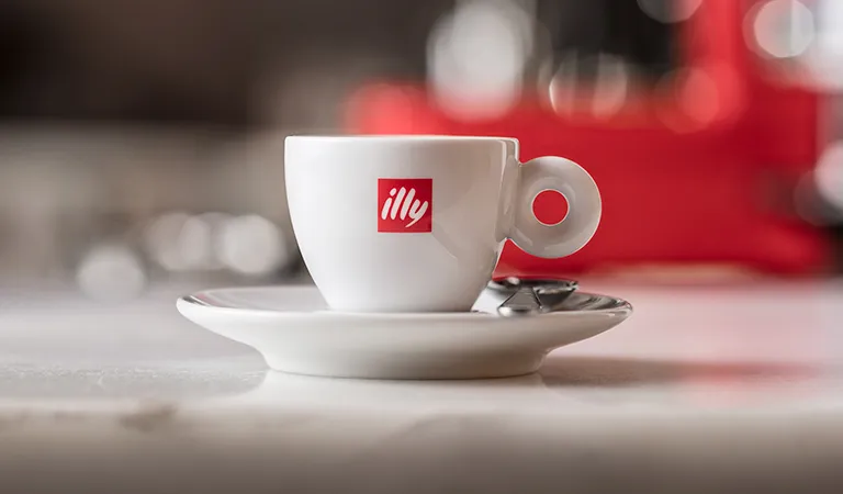 Foto de uma xícara de café da illy