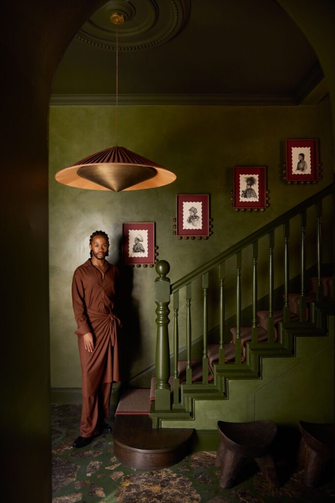 Thebe Magugu dentro da Suite batizada com seu nome no Hotel Mount Nelson