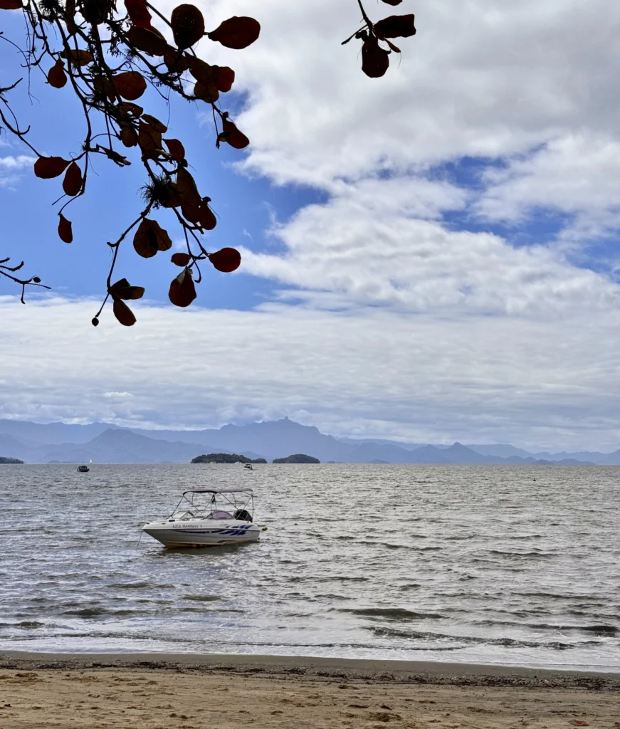 Foto de uma lancha atracada em praia de Paraty, RJ