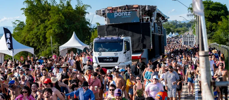 Foto do Trio elétrico no Carnaval de Sanja de 2025
