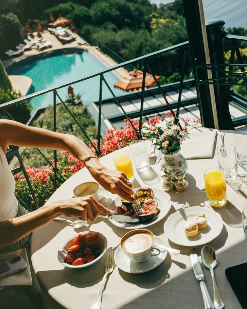 Foto de uma pessoa tomando café da manhã
