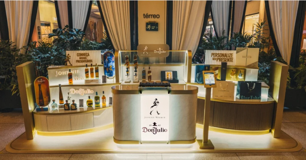 Foto de uma vitrine da Diageo com várias marcas e garrafas de bebidas