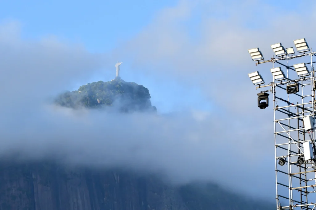 Foto mostrando o Cristo Redentor ao longe com nuvens ao redor