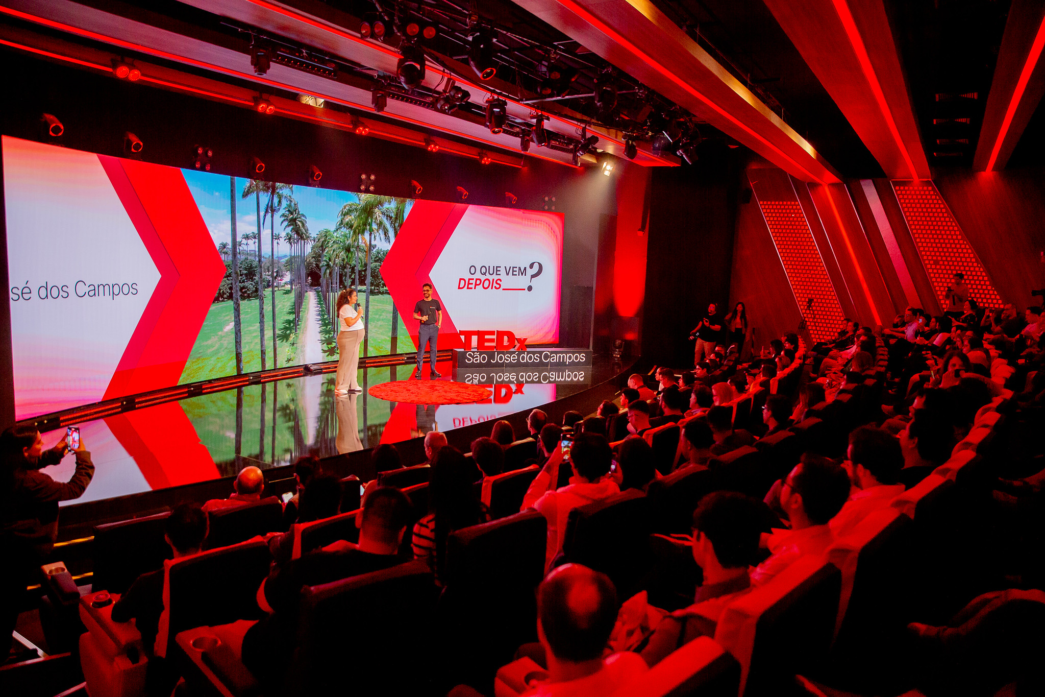 Foto do palco da Arena Fulltrader durante o TEDx São José dos Campos em 2025