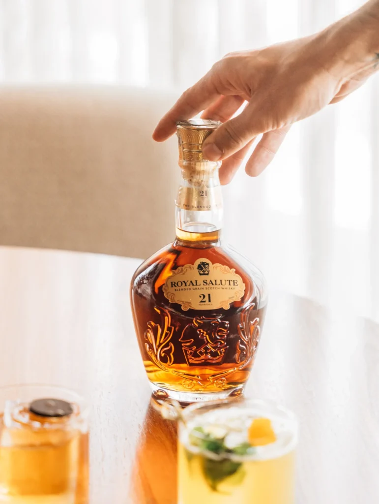 Foto do Royal Salute the Blended Grain em cima de uma mesa com o drink Smash Grain