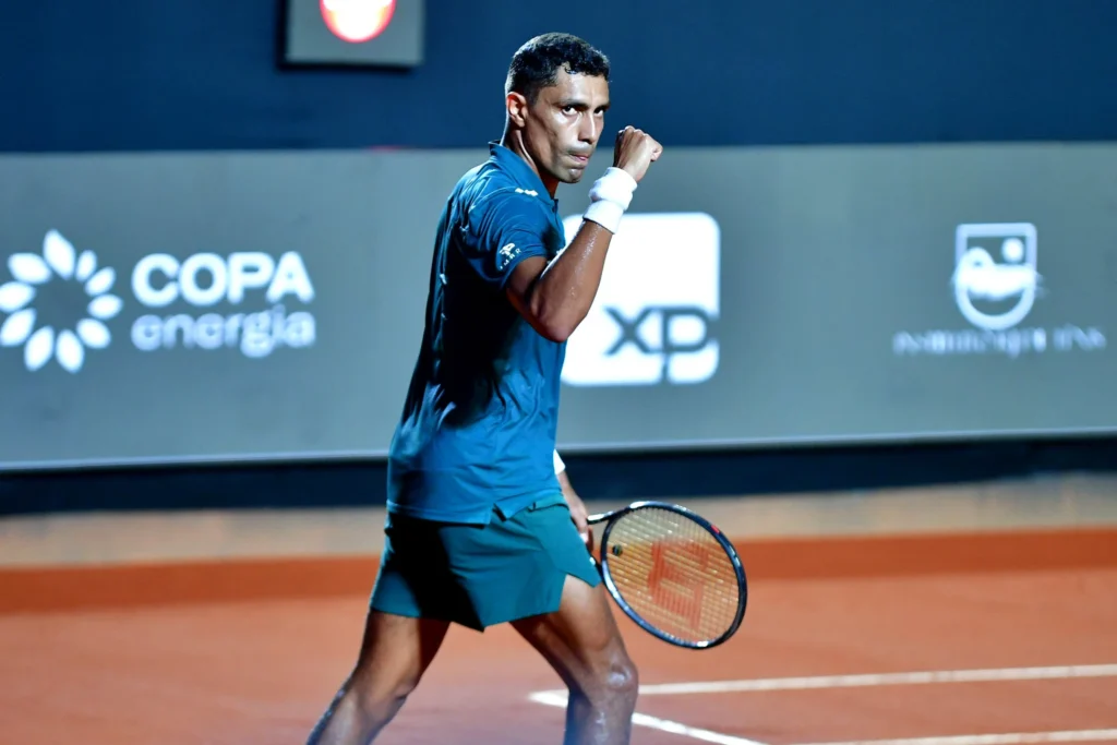 Foto do Thiago Monteiro, tenista brasileiro, treinando no Rio Open