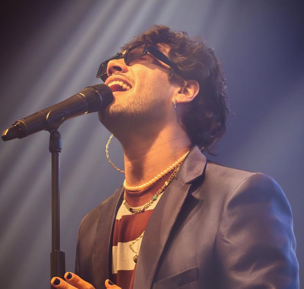 Foto de perfil do cantor Matheus Estevão cantando