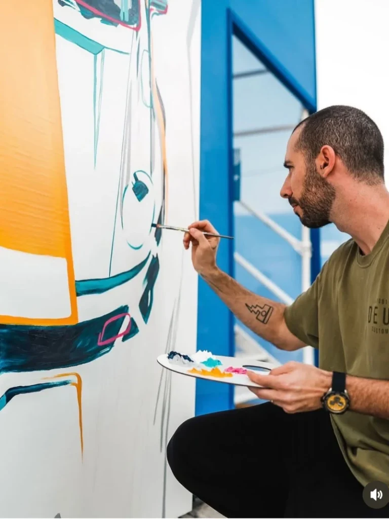 Foto de Adonis Alcici, artista plástico e idealizador da iniciativa