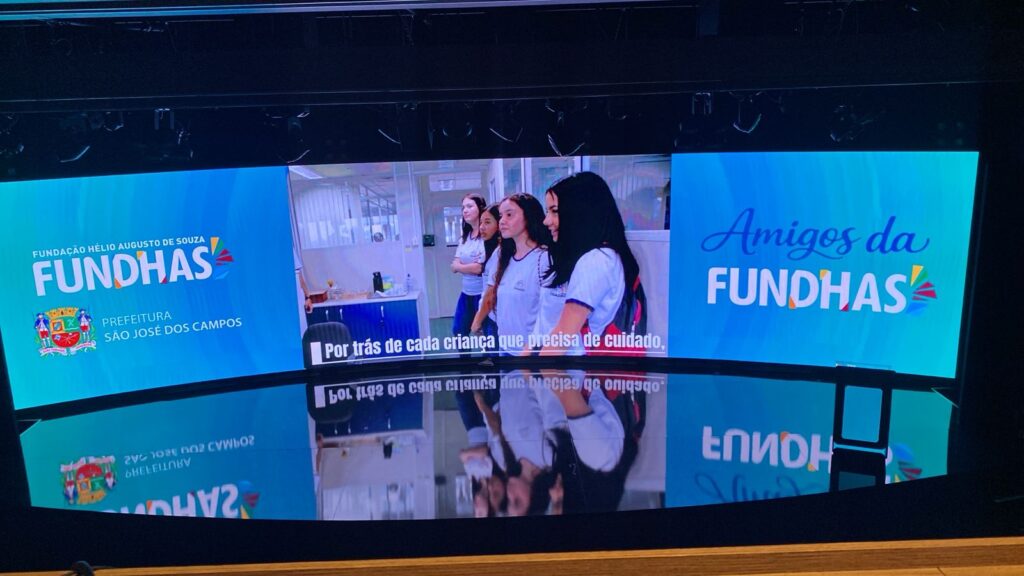 Foto do telão curvado da Arena FullTrader com conteúdos da Fundhas