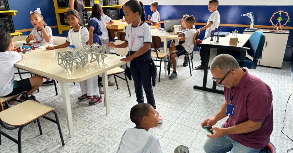 Foto de crianças em uma sala de projetos na Fundhas da unidade Putim