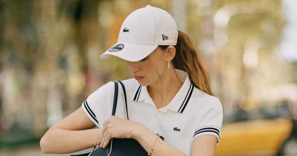 Lacoste e New Era se unem em coleção cápsula que reinventa o estilo no golfe