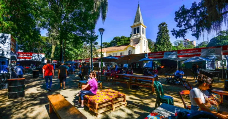 Foto do festival Mais Gastronomia no Parque Vicentina Aranha com destaque para a igreja do parque