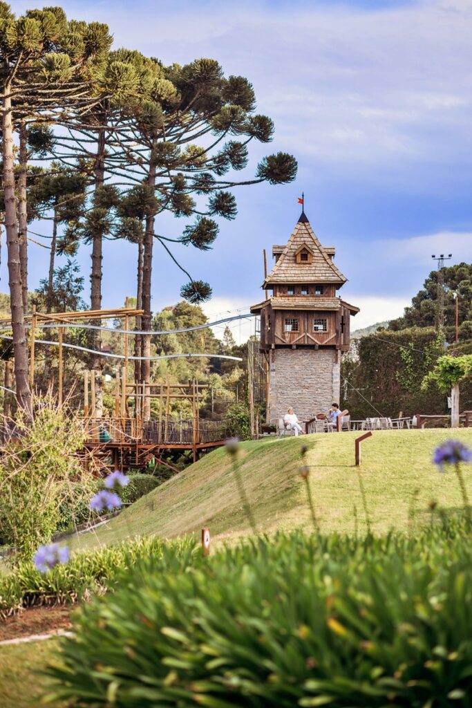 Foto do Parque da Aventura, espaço ao ar livre que amplia as possibilidades de lazer e convivência no hotel