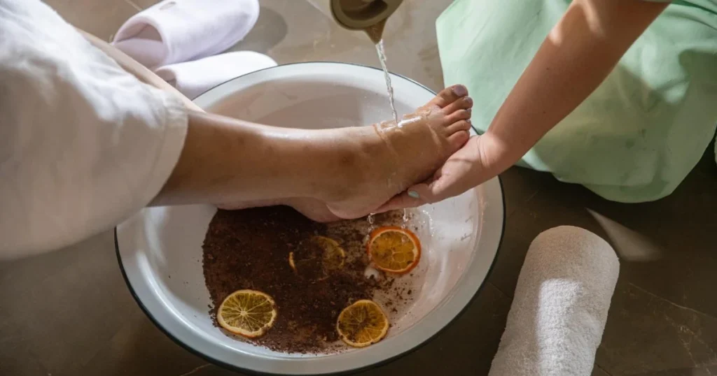 Foto de uma pessoa massageando o pé de outra pessoa