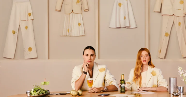 Foto de Marina Ruy Barbosa e Aryna Sabalenka com a coleção da Stella Pure Gold ao fundo