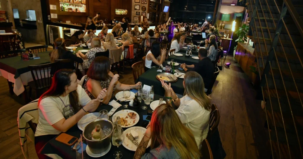 Foto do público da primeira edição do Piano Bar Experience na Troina Pizza Gourmet em São José dos Campos