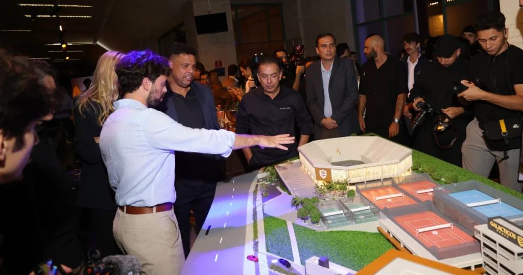 Foto de várias pessoas vendo a maquete do empreendimento do Ronaldo Nazario