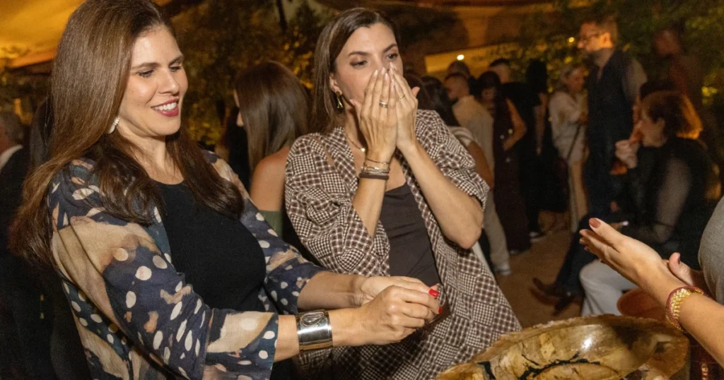 Foto de duas mulheres participando da experiência de lançamento da marca Habibah