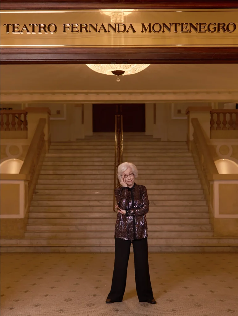 Foto da Fernanda Montenegro na entrada do Teatro Fernanda Montenegro no Copabacana Palace