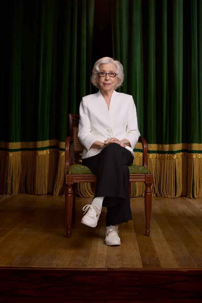 Foto da Fernanda Montenegro no palco do Teatro Fernanda Montenegro no Copacabana Palace