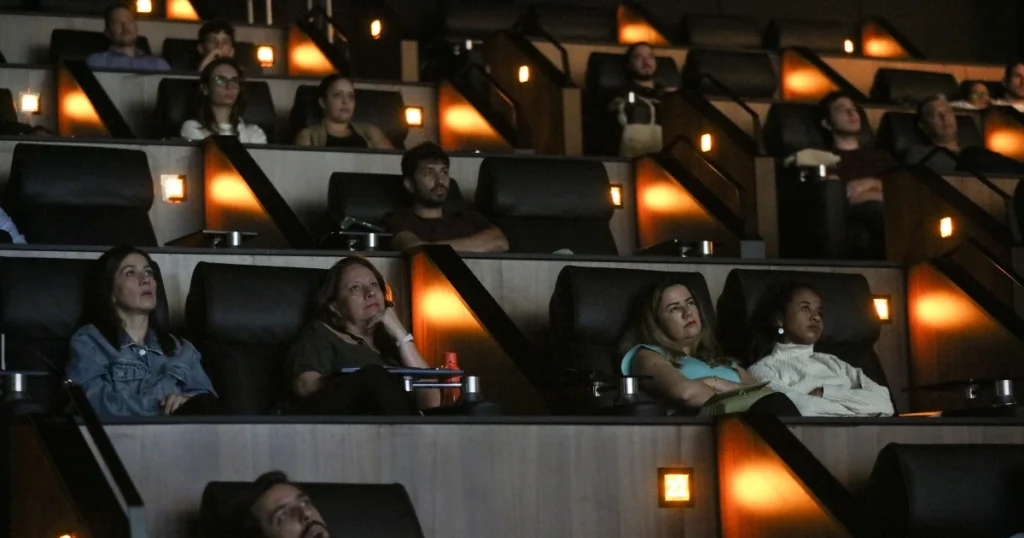 Foto de um cinema com várias pessoas