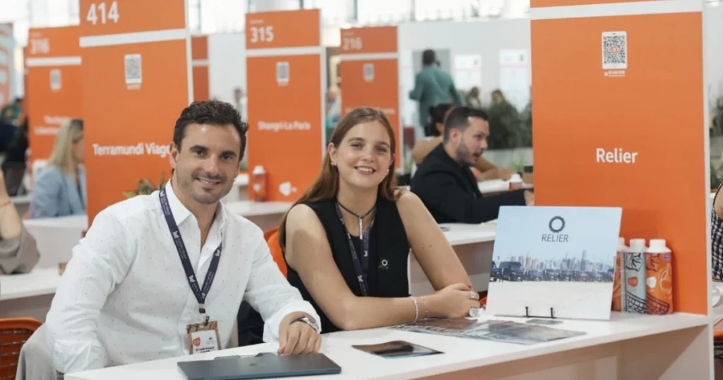 Foto de um homem e uma mulher em um estande na ILTM Latin America em 2025