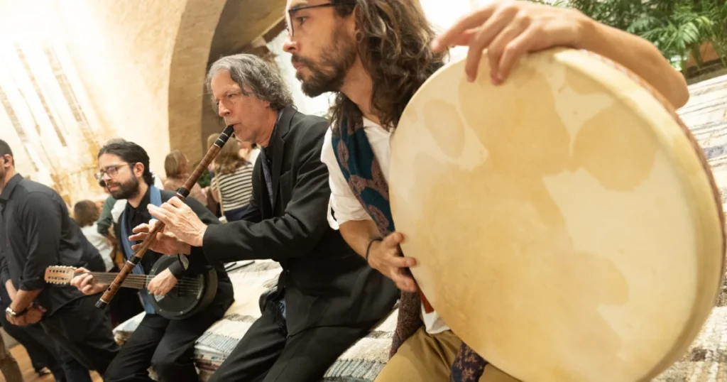 Foto de três homens, que compõem a banda Istanbul Oriental Trio