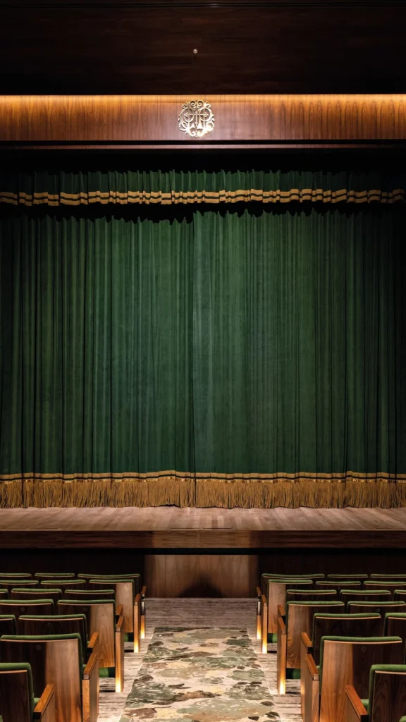 Foto do palco do Teatro dentro do Copabacana Palace com cortinas verdes fechadas