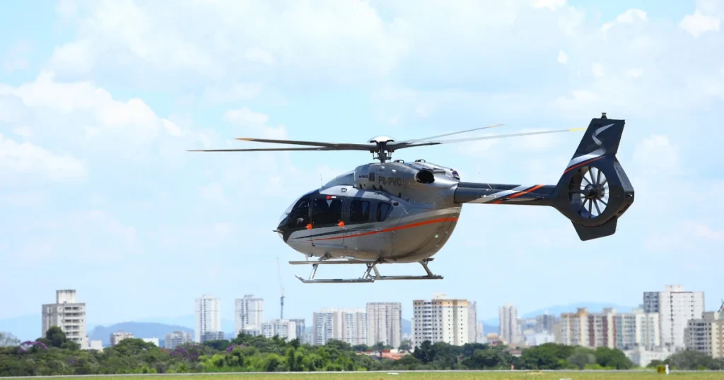 Foto de um helicóptero pousando no Aeroporto de São José dos Campos