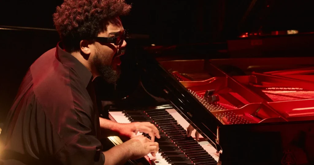 Foto de Amaro Freitas tocando um piano