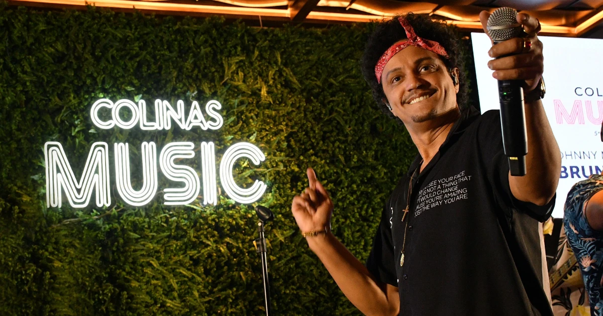 Comemoração dos 29 anos do Colinas Shopping com apresentação de cover de Bruno Mars